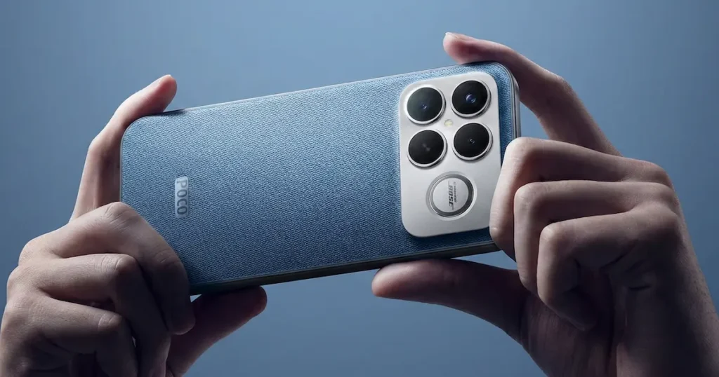 POCO F8 Ultra en acabado Denim sostenido con ambas manos, mostrando su módulo de triple cámara trasera con tele periscópico y colaboración con Bose.