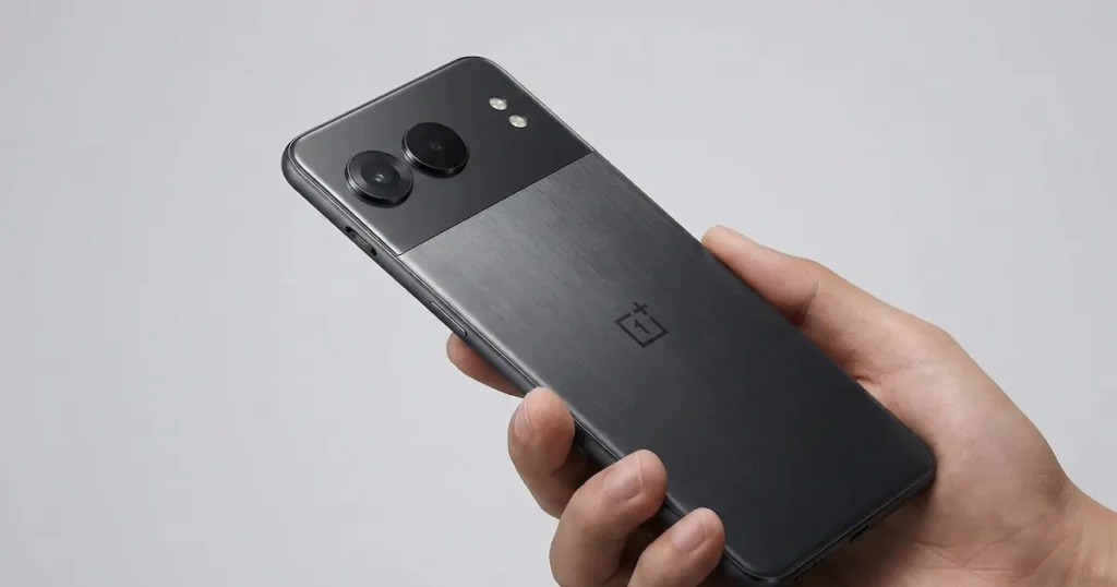 OnePlus Nord 4 sostenido en la mano mostrando la trasera metálica y el módulo de doble cámara, imagen utilizada para contextualizar el apartado de software y experiencia de uso.