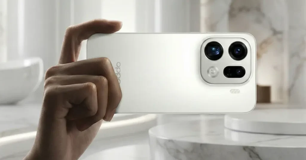 Oppo Find X9 Pro en color Silk White sostenido en horizontal, mostrando el módulo de cámaras traseras Hasselblad durante uso fotográfico.