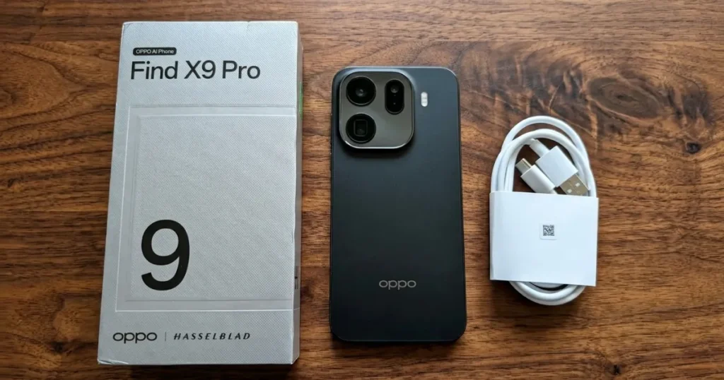 Oppo Find X9 Pro junto a caja y cable de carga sobre mesa de madera, mostrando diseño trasero robusto y contexto de autonomía y carga rápida