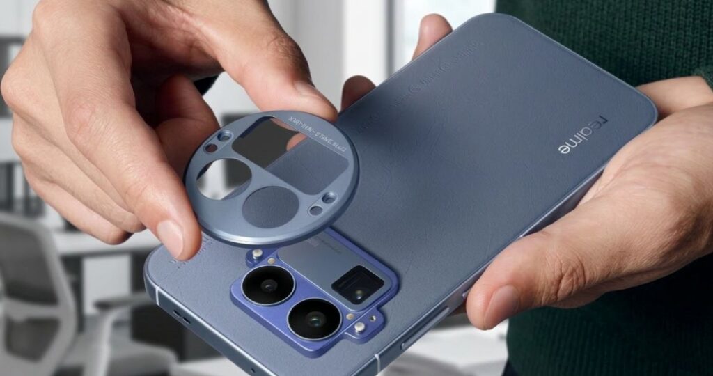 Realme GT 8 Pro en acabado azul sostenido en mano mostrando módulo de cámaras con teleobjetivo destacado y accesorio circular alineado sobre el sistema.