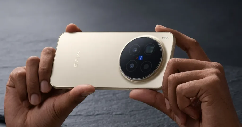 vivo X300 Pro sostenido en horizontal mostrando gran módulo circular de cámaras ZEISS, destacando enfoque fotográfico avanzado y uso tipo cámara