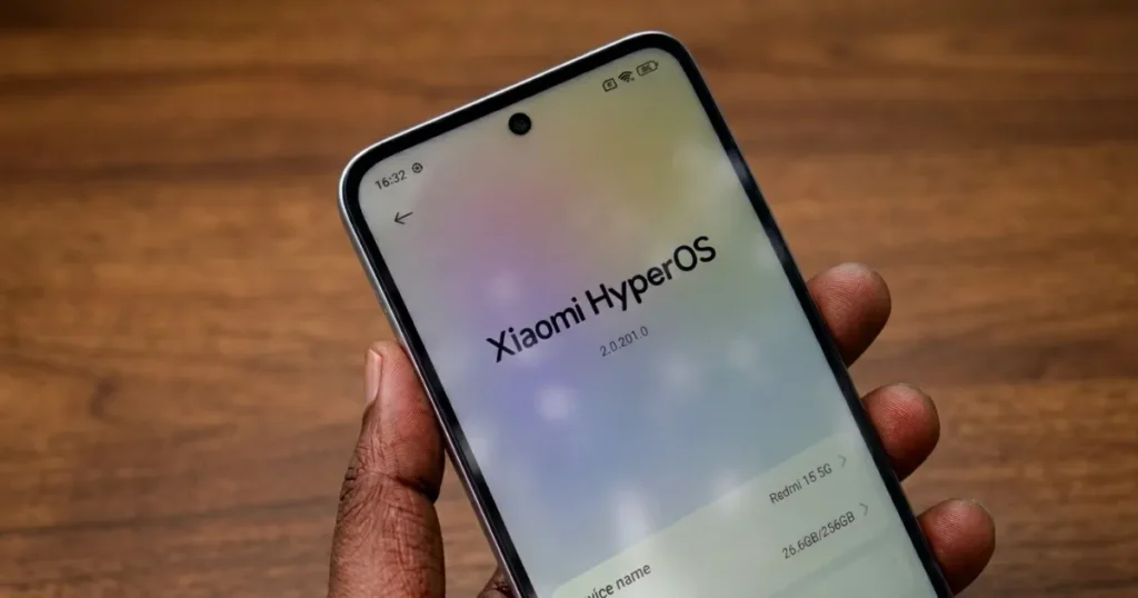 Xiaomi Redmi 15 con pantalla encendida mostrando interfaz de HyperOS durante prueba de software e inteligencia artificial en uso diario