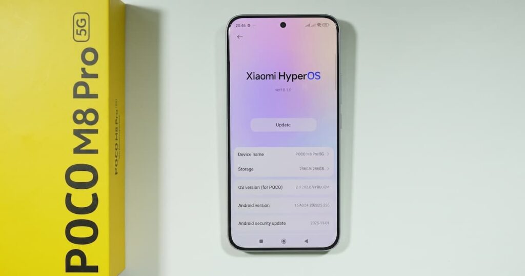 POCO M8 Pro 5G con pantalla mostrando HyperOS y ajustes del sistema durante análisis de software y experiencia de uso en Android 15