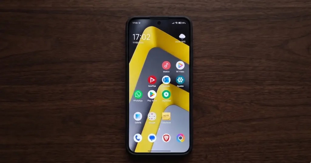 POCO M8 Pro 5G con pantalla encendida mostrando interfaz de apps y brillo alto en uso real durante análisis multimedia y experiencia visual