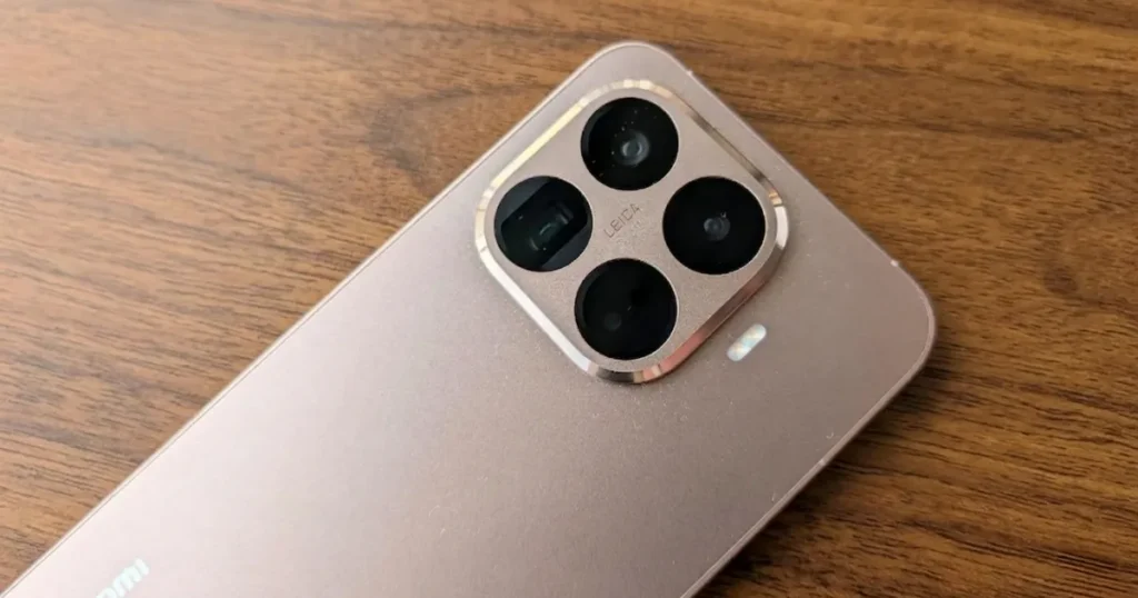 Xiaomi 15T Pro con módulo de cámara trasera Leica cuádruple en primer plano sobre acabado mate durante análisis fotográfico avanzado