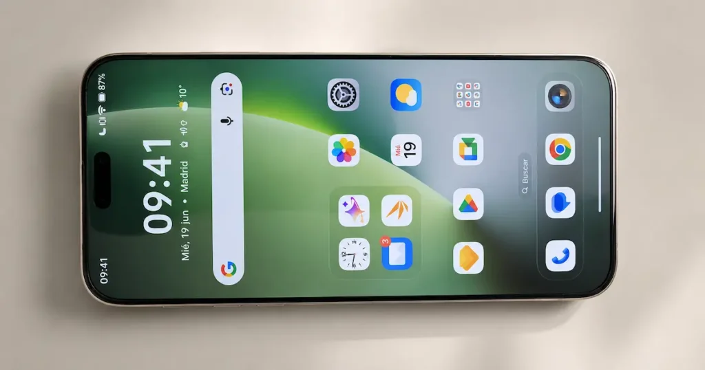 Realme GT 8 Pro con pantalla encendida e interfaz de apps sobre fondo verde para apartado de pantalla AMOLED 144 Hz