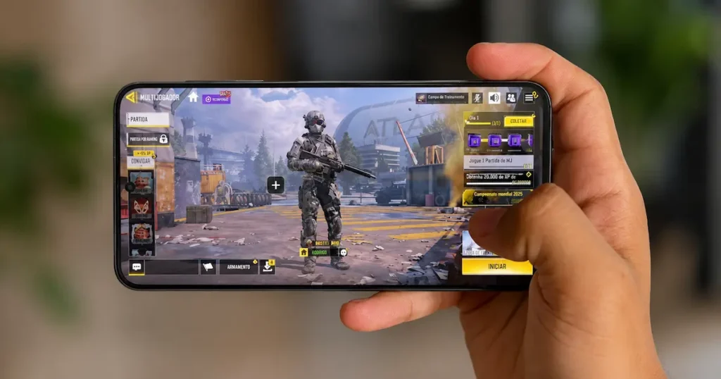 Samsung Galaxy A57 5G en horizontal con juego en pantalla y uso en mano para ilustrar su rendimiento estable en gaming