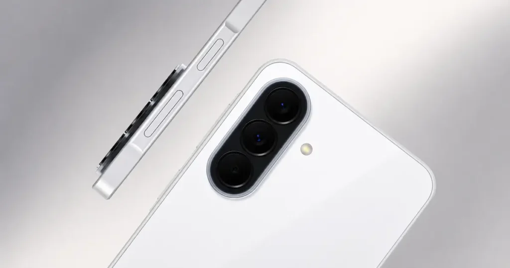 Samsung Galaxy A57 5G con módulo de cámara triple en primer plano y perfil lateral para destacar diseño y apartado fotográfico