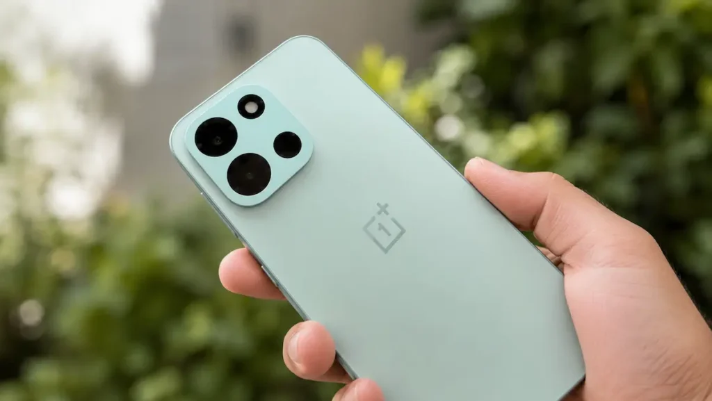 OnePlus Nord 6 en mano con módulo de cámara trasera cuadrado y acabado verde, durante el análisis fotográfico de la comparativa