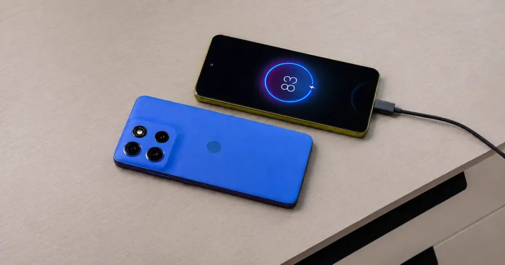Motorola Moto G86 en carga por cable con pantalla mostrando 99%, usado para ilustrar el apartado de batería del móvil