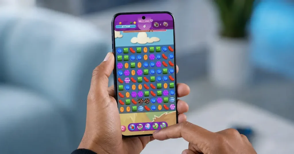 POCO X8 Pro con pantalla encendida durante una partida de juego casual, mostrando uso en mano en la sección de rendimiento